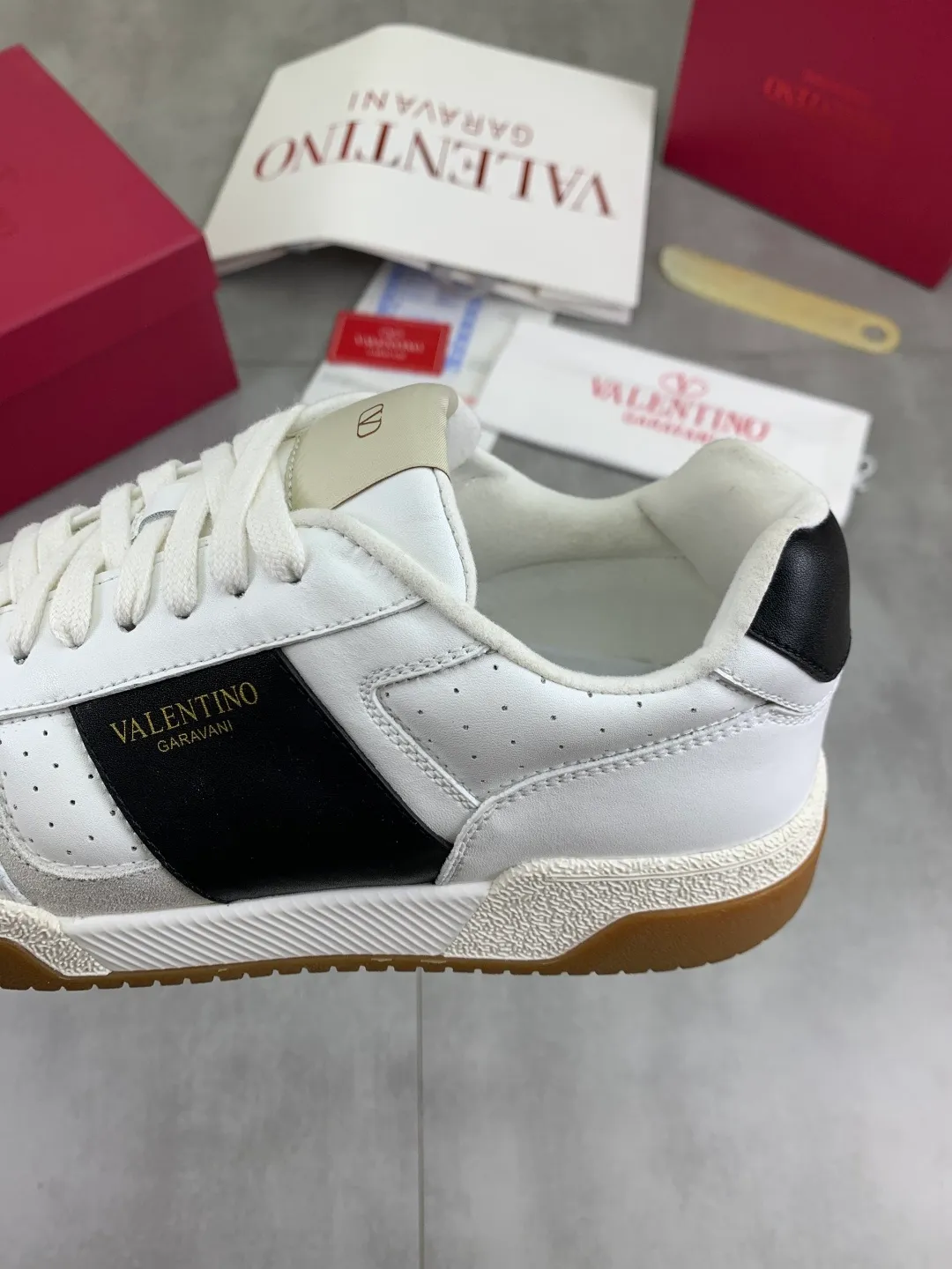 Men's men's shoes 💰P660 new top version of Valentino couple's bread shoes! Valentino Joie de Jouer series Velcro thick sole bread shoes couple style casual sports shoes white shoes original purchase development and production Joie de Jouer series simple style without losing style. The pure white base is paired with fresh green and soft beige, and the unique Velcro design highlights your personality. Every detail tells fashion and quality, wear it, take a confident step, and start the trend journey ✔️Fabric: Original customized imported first-layer cowhide ✔️Inner lining: Original customized soft sheepskin lining ✔️Outsole: Original molded non-slip TPU material ✔️Sole thickness: 3.5CM ✔️Size: Women's 35-41 Men's 38-46 (38. Male, 41 female, 46 non-refundable